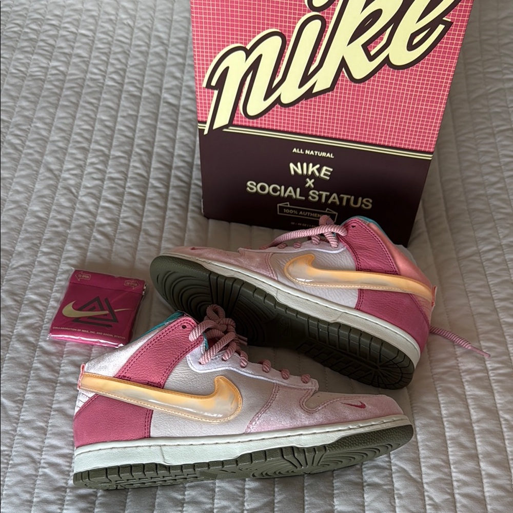 Nike c social status strawberry milk Dunk Mid